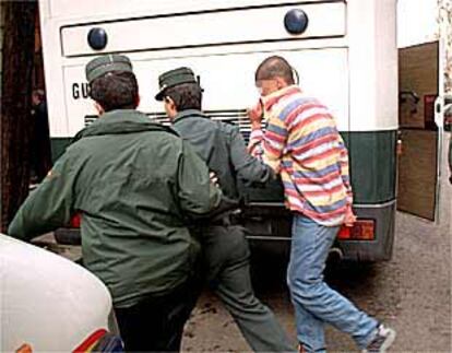 Encierro de inmigrantes sin papeles en la Escuela Sindical Juan Muñiz, de CC OO, en San Blas.