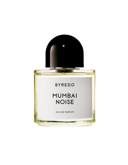  Con Mumbai Noise, Byredo presenta un retrato íntimo de una ciudad que actúa como piedra angular de la identidad del fundador de la marca, Ben Gorham, tanto de sus multitudes sensoriales como de su modernidad multifacética. La fascinante abundancia de las calles de Chembur, la neblina humeante de incienso y maderas en llamas, intercaladas con carritos de café y paisajes sonoros cacofónicos, se transmite a través de madera de agar, sándalo, davana, ládano y café. Precio: 135 euros.