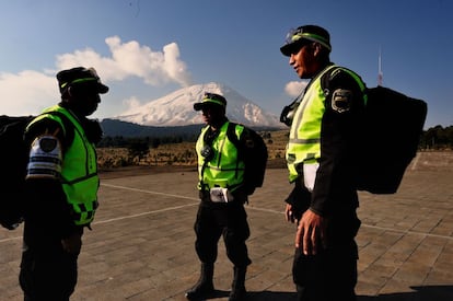 Los cuerpos de seguridad están preparados por si el volcán aumenta su actividad.