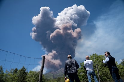 La erupción del Etna, en Sicilia, vista desde la localidad de Milo.
