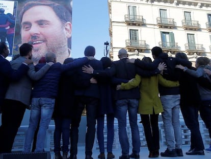 Los l&iacute;deres de ERC se abrazan delante de la imagen de Junqueras en un mitin celebrado el s&aacute;bado en Barcelona.