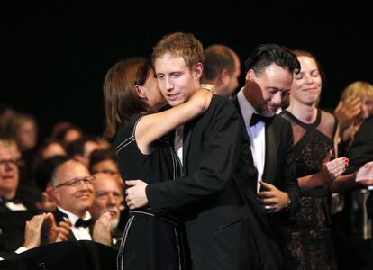 El cineasta húngaro Laszlo Nemes (centro) acude a recoger el Gran Premio del Jurado, por su película 'Hijo de Saúl'.