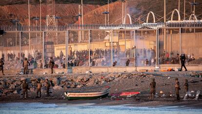 Miembros del Ejército vigilan la valla fronteriza en la playa de El Tarajal en Ceuta el pasado mes de mayo.