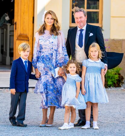 La princesa Magdalena y su esposo, Christopher O’Neill, junto a sus hijos Leonore, Nicolas y Adrienne, en una celebración familiar en Suecia en agosto de 2021.