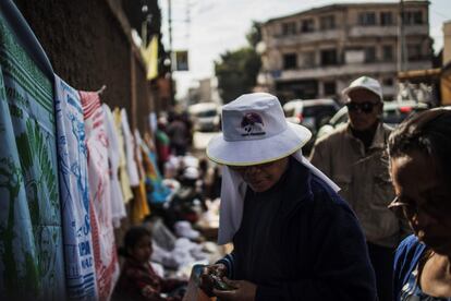 Una monja compra un rosario en un mercadillo próximo a la iglesia de San Francisco Javier Antanimena, en Antananarivo.