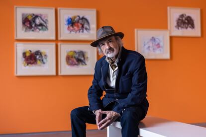 El artista Jorge Rando durante la inauguración en Málaga de la exposición 'Encuentro en la arena. Pablo Picasso y Jorge Rando'.