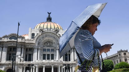 Una mujer se resguarda del sol bajo su sombrilla en Ciudad de México, el 16 de abril.