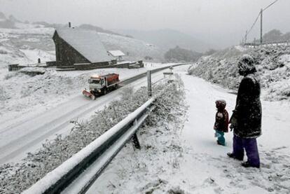 Un camión quitanieves despeja una carretera en Navarra