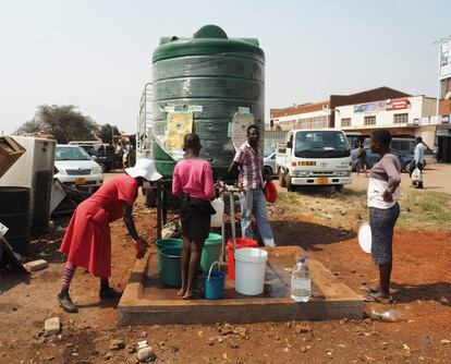 Depósito de agua instalado en el suburbio de Glen View de Harare tras desatarse la epidemia de cólera.