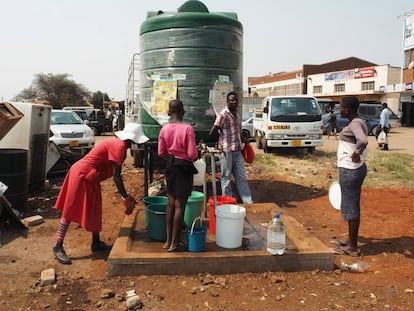 Depósito de agua instalado en el suburbio de Glen View de Harare tras desatarse la epidemia de cólera. 