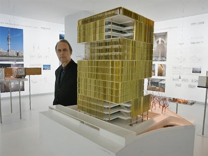 Guillermo Vázquez Consuegra, junto a la maqueta de un edificio administrativo para la Junta en Córdoba.