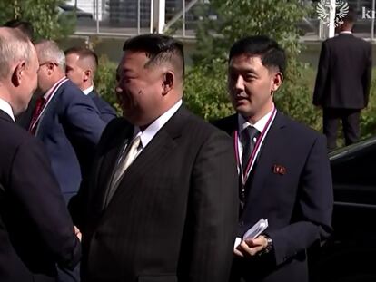 Putin saluda a Kim Jong-un a su llegada al cosmódromo, este miércoles.