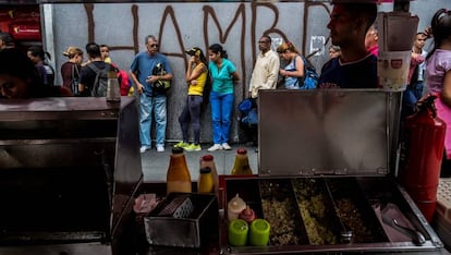 Cola para sacar dinero de un cajero de Caracas.