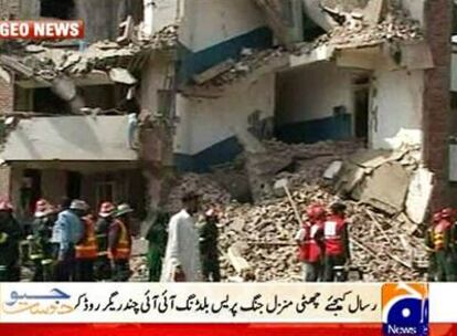 Una imagen de la televisión paquistaní muestra el edificio de la policía momentos después del atentado