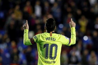 El delantero argentino del FC Barcelona Leo Messi celebra el tercer gol marcado al Levante UD.