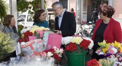 Griñán, en una floristería de Motril este jueves.