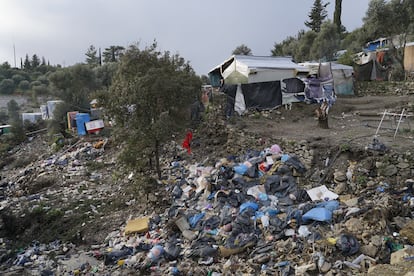 Basura entre las precarias viviendas de los campos de refugiados de la isla griega de Lesbos.