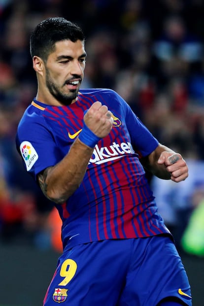 El delantero uruguayo del FC Barcelona Luis Suárez celebra su gol ante el Celta de Vigo, el cuarto de su equipo.