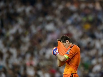 Casillas se lamenta tras la eliminación del Madrid.