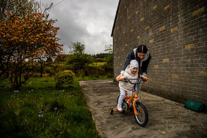 Anna B., con su hija, refugiadas ucranias en Castlebar, en el distrito de Mayo, Irlanda. 