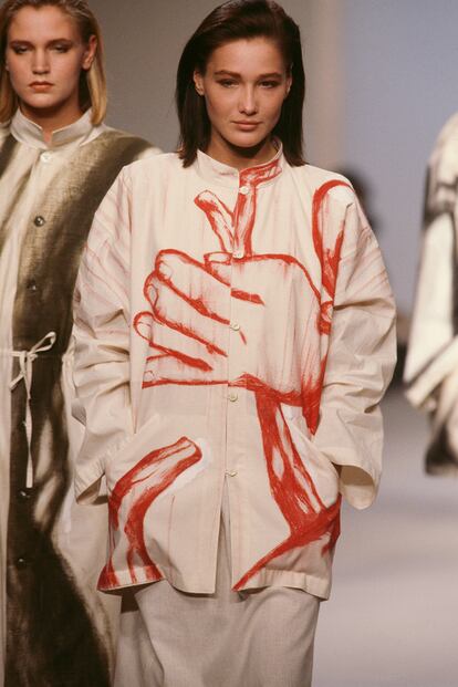 En 1987, Carla Bruni lo hizo en el desfile de Castelbajac, en París.