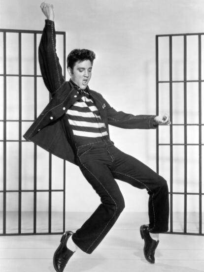 Elvis Presley baila vestido con uniforme de prisiones, en un retrato promocional para la película 'El rock de la cácerl' de 1957.