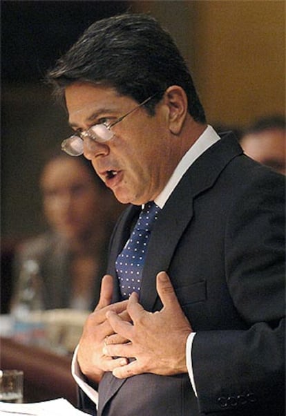 El ex ministro Federico Trillo interviene al final del pleno del Congreso para defenderse de las críticas.