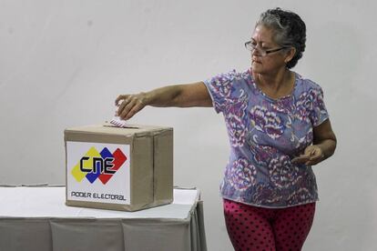 Una persona vota durante la elección de la Asamblea Nacional Consituyente en Caracas.