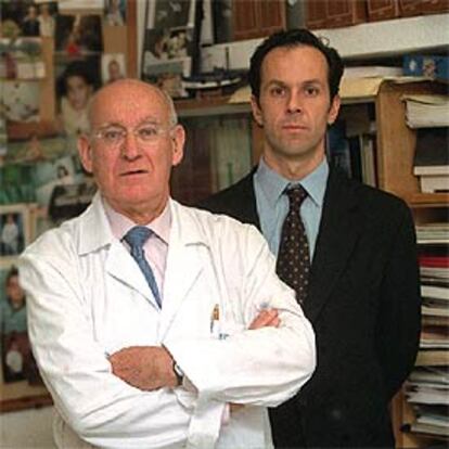 Héctor Escobar y Luis Maiz, de la unidad de fibrosis quística en el hospital Ramón y Cajal.