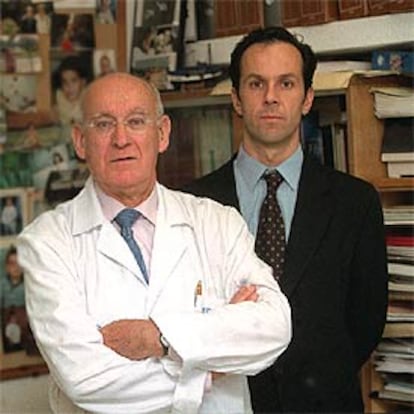 Héctor Escobar y Luis Maiz, de la unidad de fibrosis quística en el hospital Ramón y Cajal.