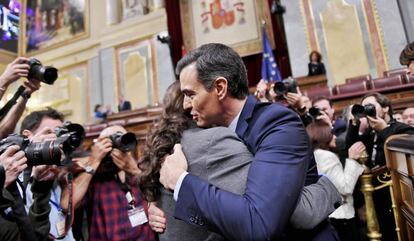 Pedro Sánchez abraza a Pablo Iglesias, líder de Unidas Podemos, tras ser investido presidente del Gobierno.