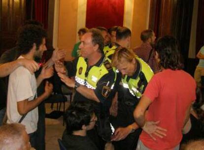 Momento en que los agentes de la Policía Local desalojaron a algunos asistentes al pleno de Alcoi.
