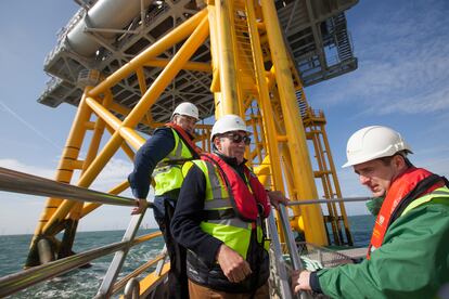 Ignacio Sánchez Galán, presidente de Iberdrola, en el parque eólico marino WoDS de ScottishPower en Reino Unido.