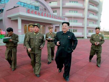 Kim Jong-Un, junto a altos cargos militares, el pasado 22 de abril.