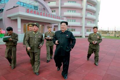 Kim Jong-Un, junto a altos cargos militares, el pasado 22 de abril.