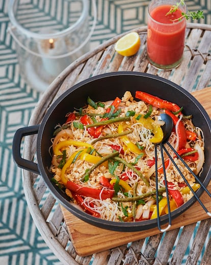 Recetas para el reportaje cenas de veranl. 'Que la noche nos pille con la mesa puesta´. En la imagen, Salteado
de fideos de
arroz con tofu
marinado y
verduras