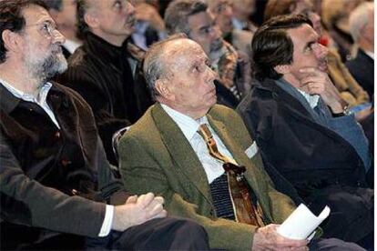 Manuel Fraga, entre Mariano Rajoy y José María Aznar, durante el homenaje que ha recibido en Silleda.