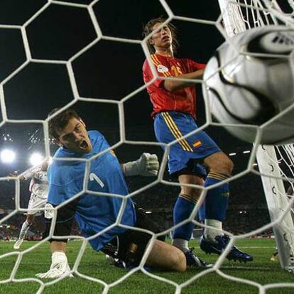 Casillas y Ramos, en un gol de Francia a España en 2006
