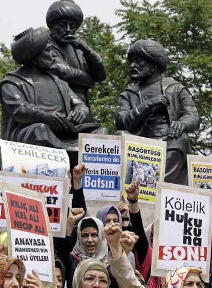 Un grupo de mujeres se manifiesta ayer en Estambul en protesta por la decisión del Tribunal Constitucional de anular la <i>ley del velo, </i>aprobada por el 80% del Parlamento.