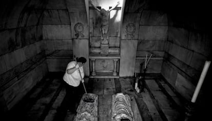 Una limpiadora en un panteón del cementerio de San Isidro.