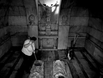 Una limpiadora en un panteón del cementerio de San Isidro.