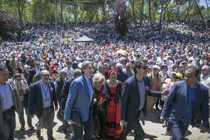 La alcaldesa de Madrid Manuela Carmena participa en las fiestas de San Isidro. 