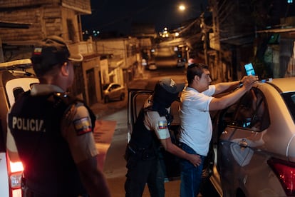 Dos policías inspeccionan a un conductor que circulaba por el barrio de Flor del Bastión durante las horas de toque de queda.