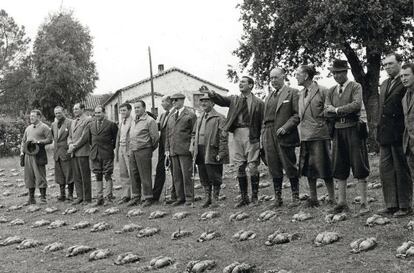 En las imágenes de la cacería de 1959 se contempla a Franco rodeado de su familia y de amigos. Se distingue a miembros de su casa, Fernando Fuertes de Villavicencio, Vicente Gil, Franco Salgado-Araujo; algún integrante del Gobierno, como el ministro de Agricultura, y conocidos aristócratas.