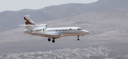 El avi&oacute;n presidencial de Evo Morales, a su llegada a Las Palmas tras pasar 13 horas retenido en Viena, el pasado 3 de julio.