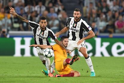 Daniel Alves (c) de la Juventus de Turin bloquea a Pablo Sarabia (c) del Sevilla.