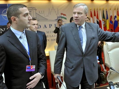 El ministro de Defensa de Georgia, Davit Kezerashvili (izquierda), habla con el secretario general de la OTAN, Jaap de Hoop Scheffer.