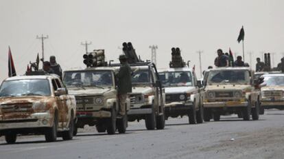 Un convoy de vehículos militares rebeldes circula por los alrededores de Ajdabiya, en el este de Libia.