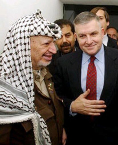 El presidente palestino, Yasir Arafat (izquierda), junto con el enviado especial de EE UU, Anthony Zinni.