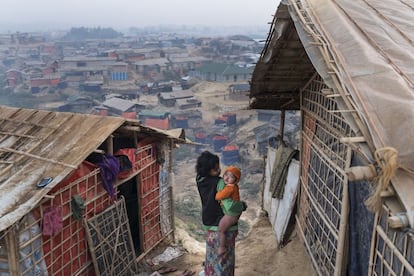 Las casas de los rohingya en Cox’ s Bazar están hechas de bambú y plástico y se sitúan de manera desordenada a lo largo de las laderas de un antiguo parque natural
